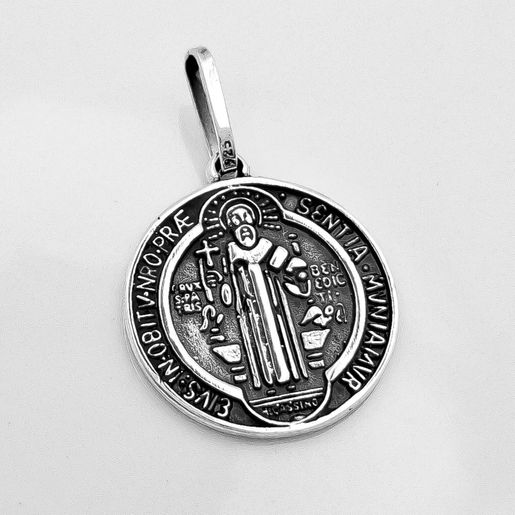 Dije San Benito Pavonado