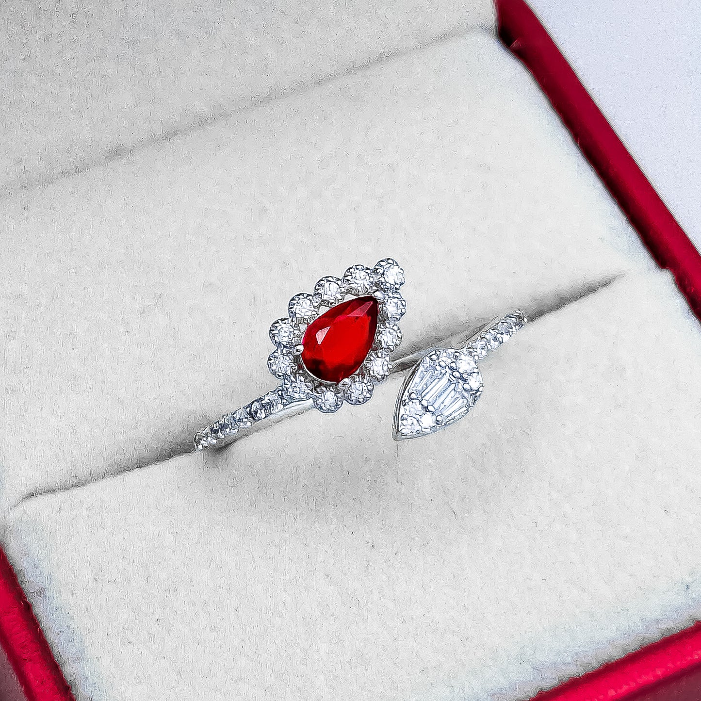 Anillo Zirconia Roja Ajustable