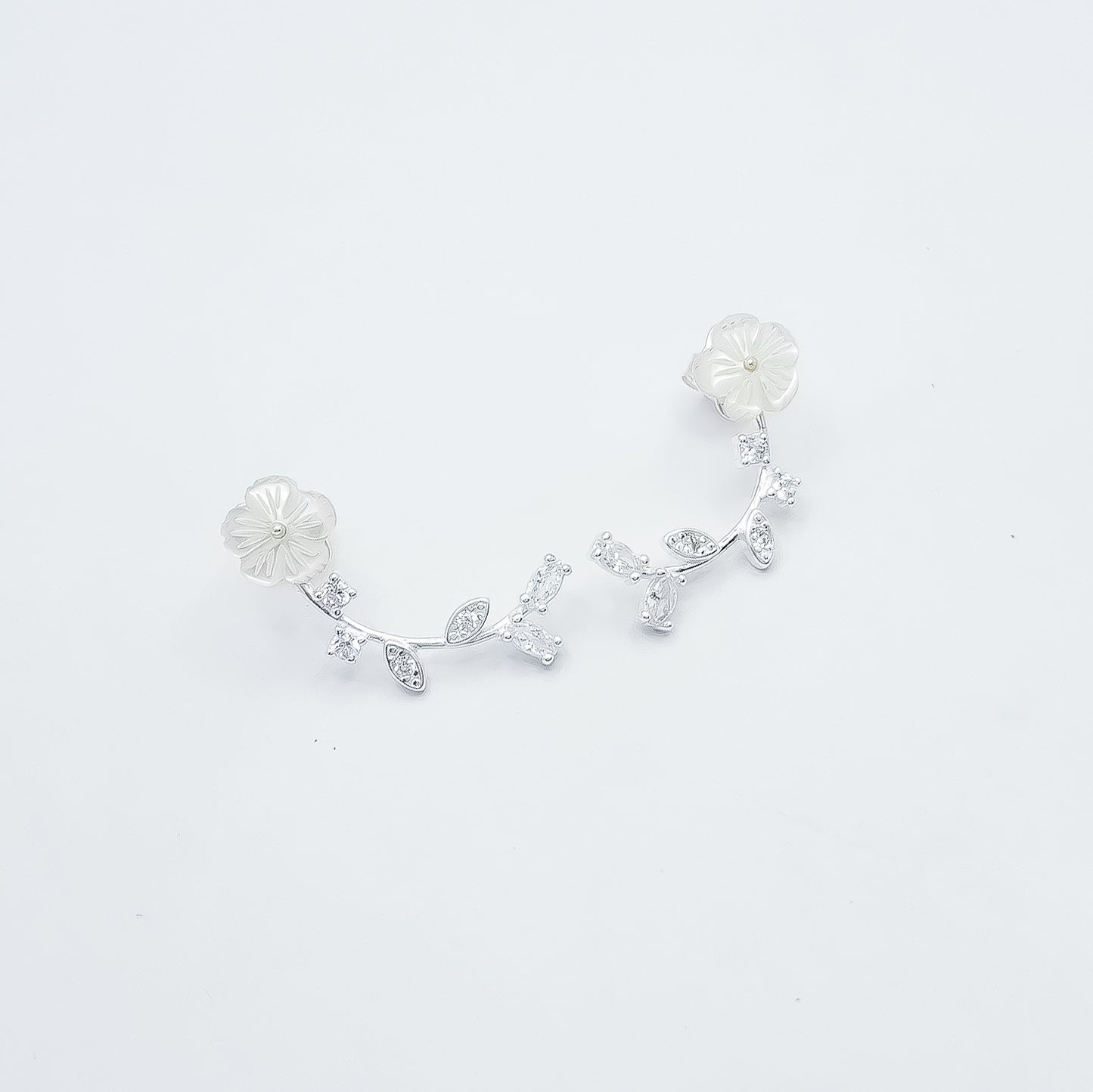 Arete Largo Flor Blanca