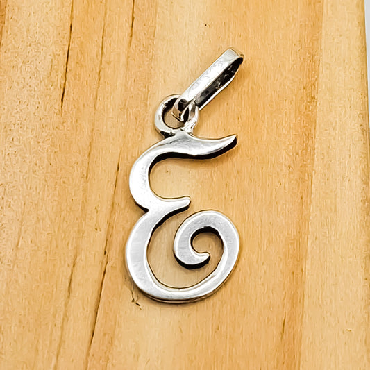 Dije Letra E Cursiva