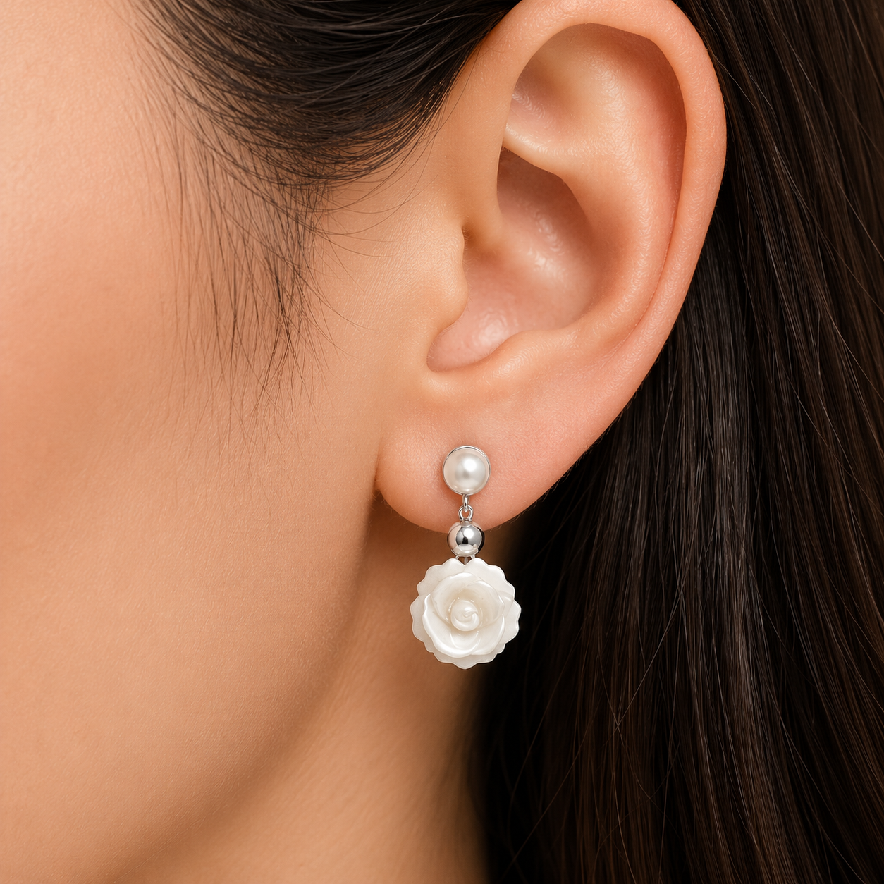 Arete Flor Blanca Colgante