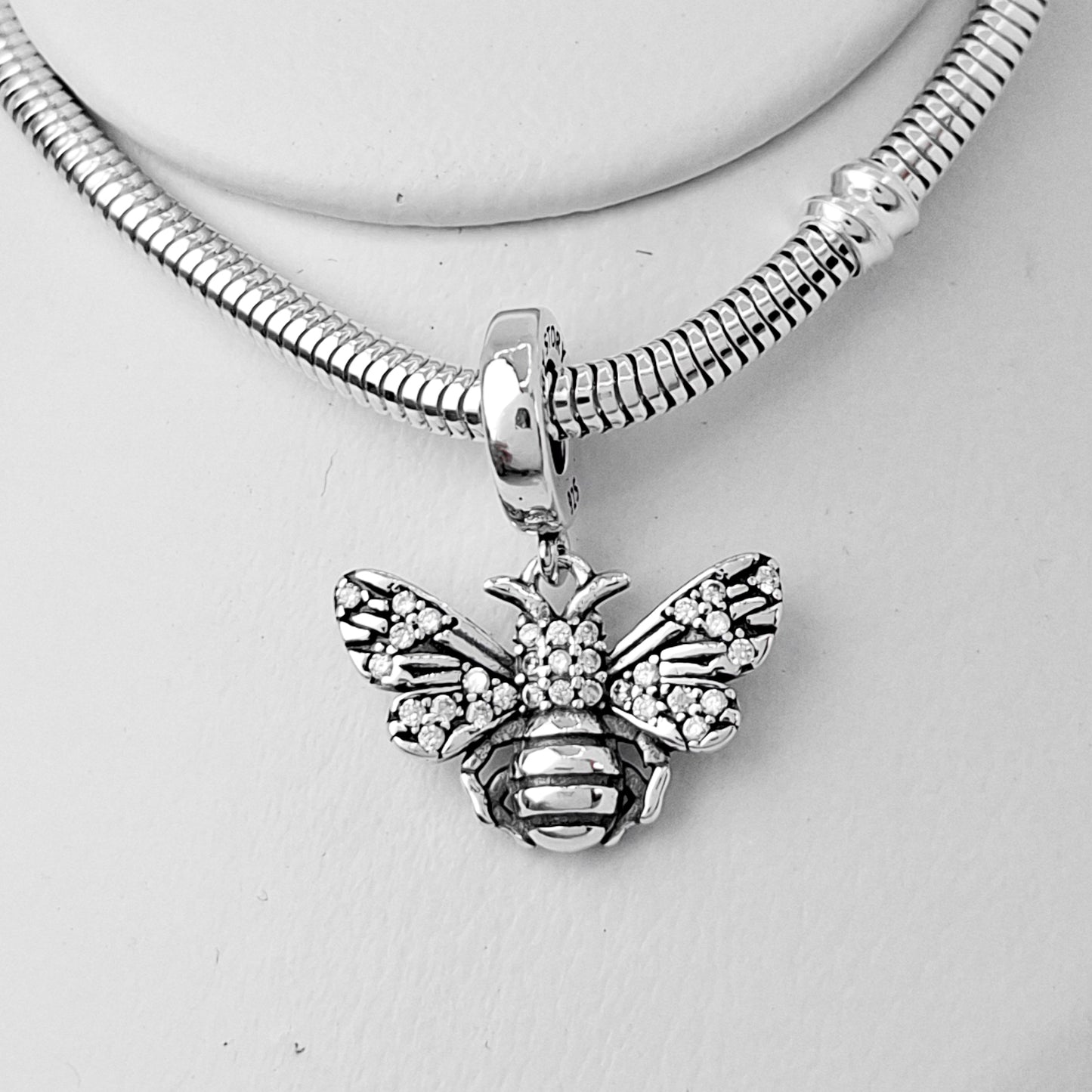 Charm Abeja