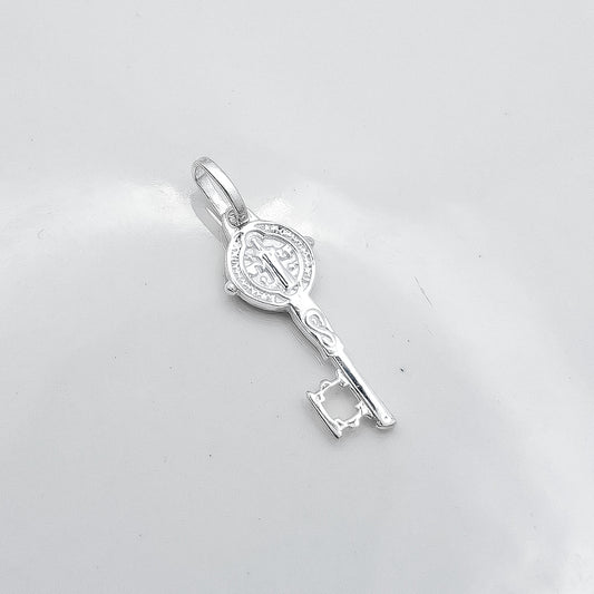 Dije Llave San Benito Chica Blanco