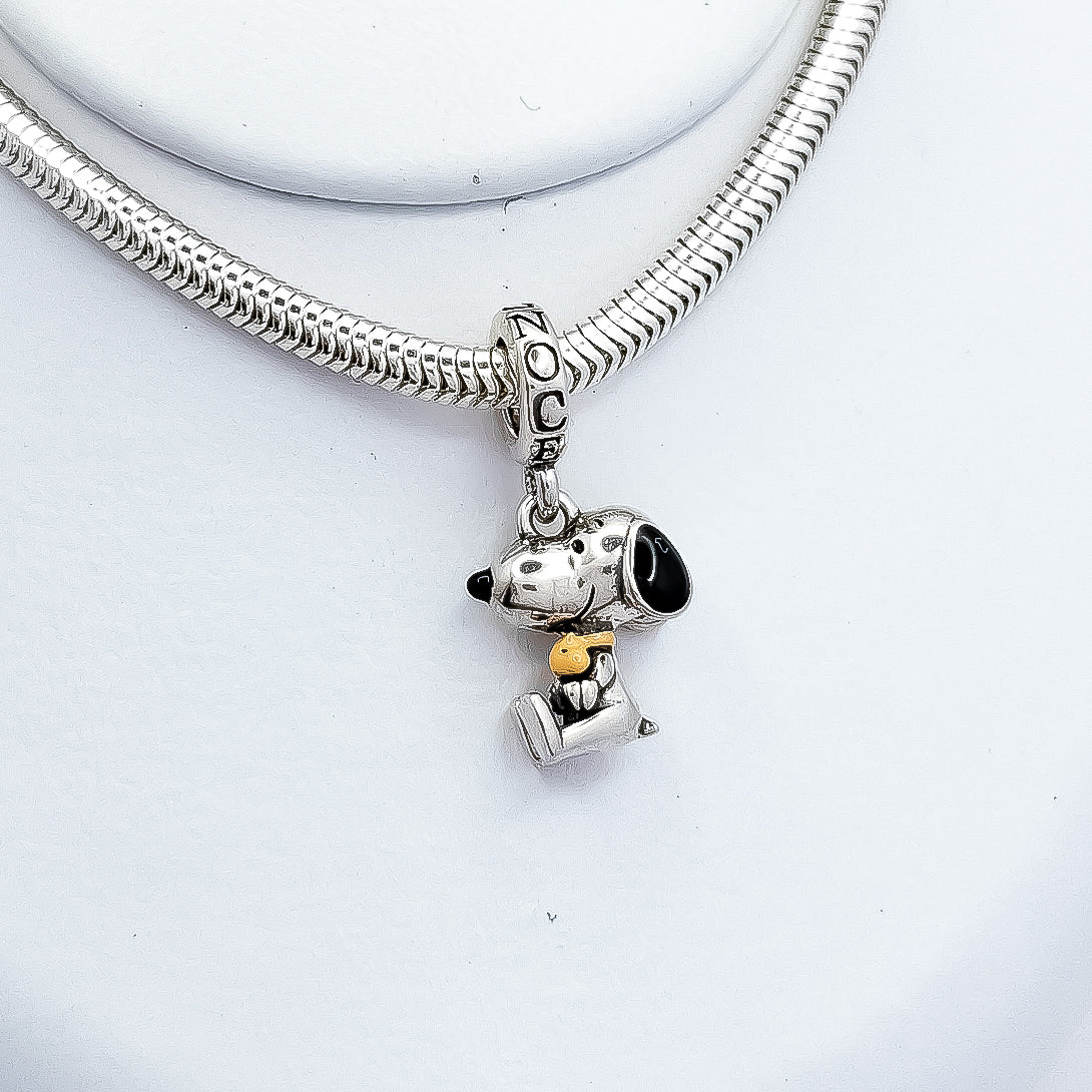 Charm Snoopy Sentado