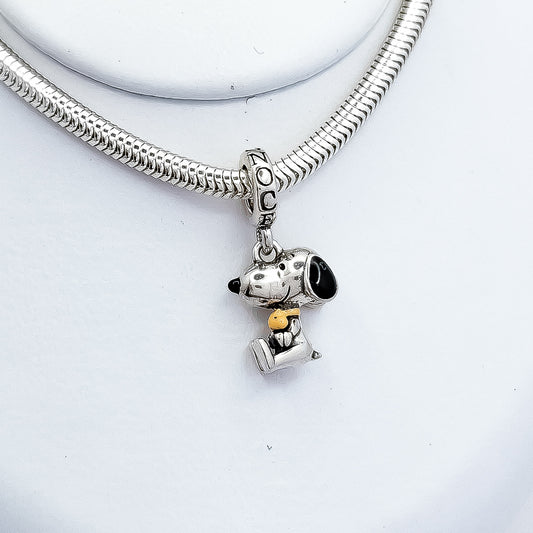 Charm Snoopy Sentado