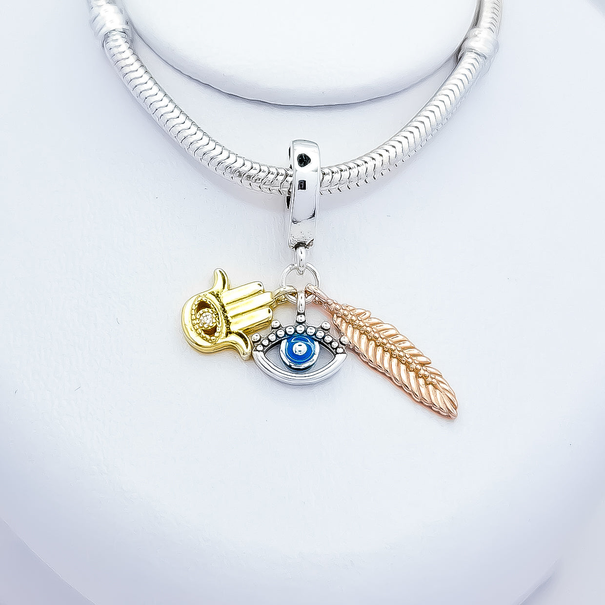 Charm Pluma Ojo Mano