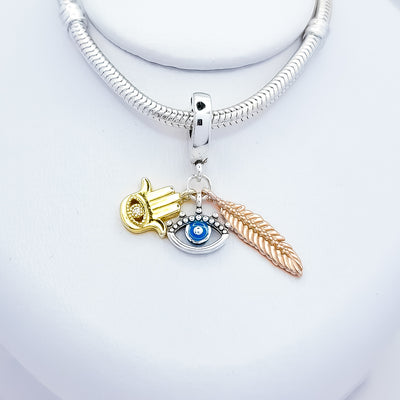 Charm Pluma Ojo Mano