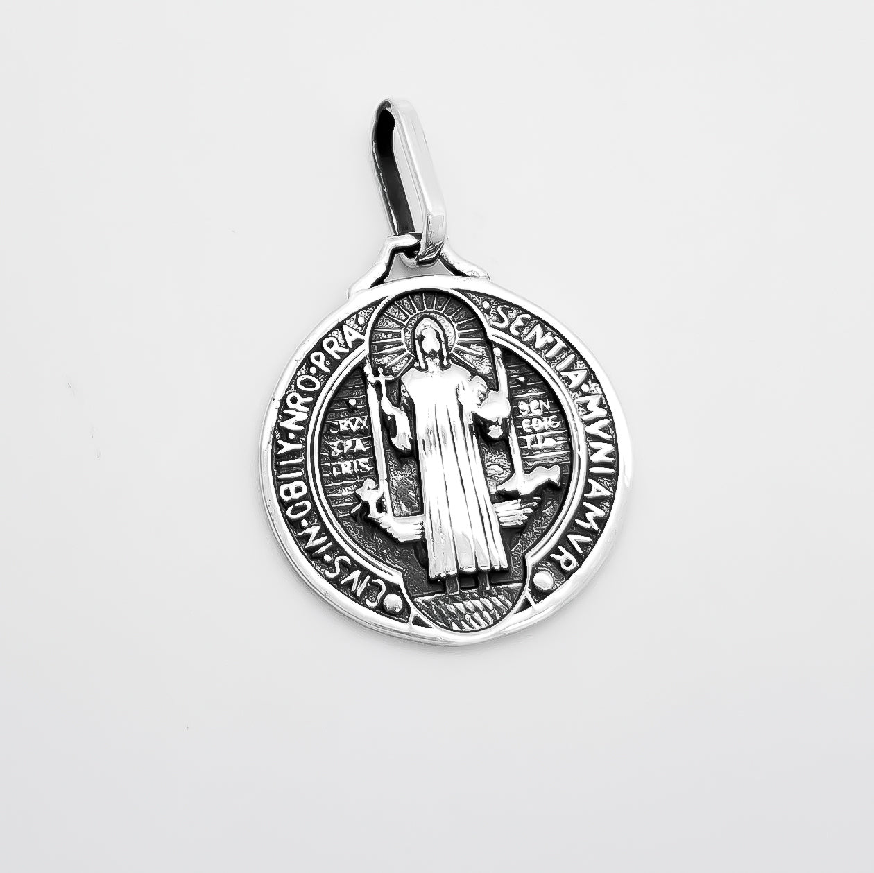 Dije San Benito Pavonado