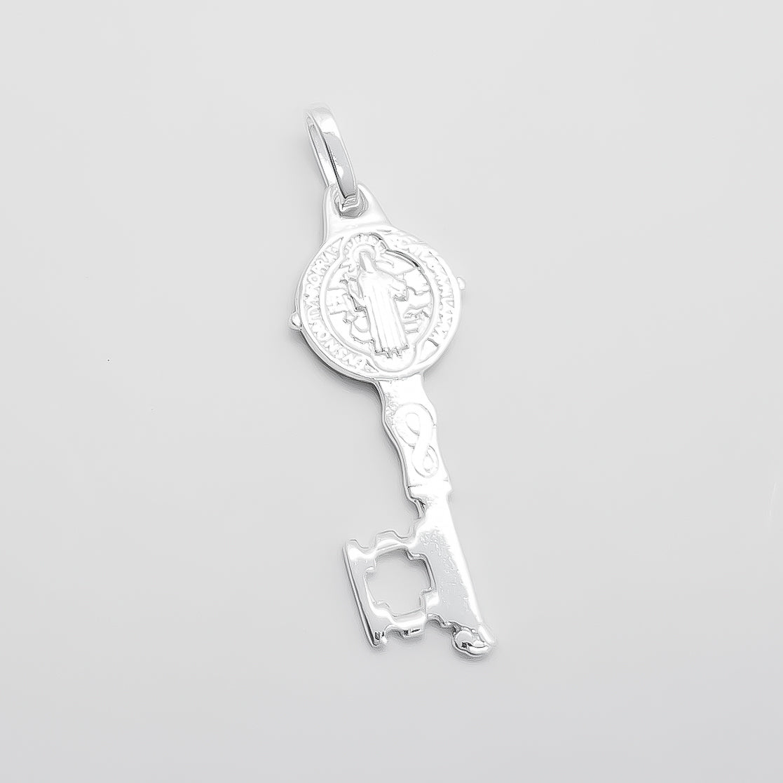 Dije Llave San Benito Blanco