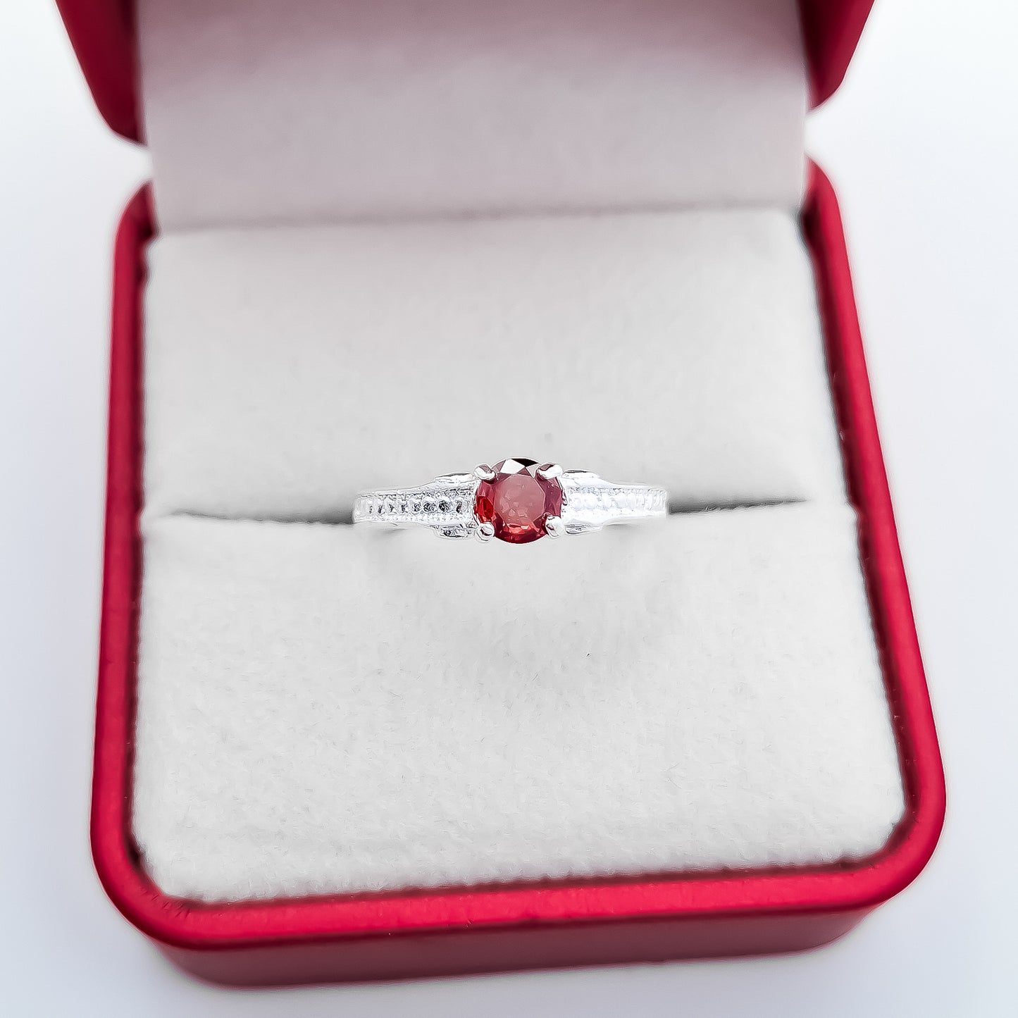 Anillo Solitario Rojo