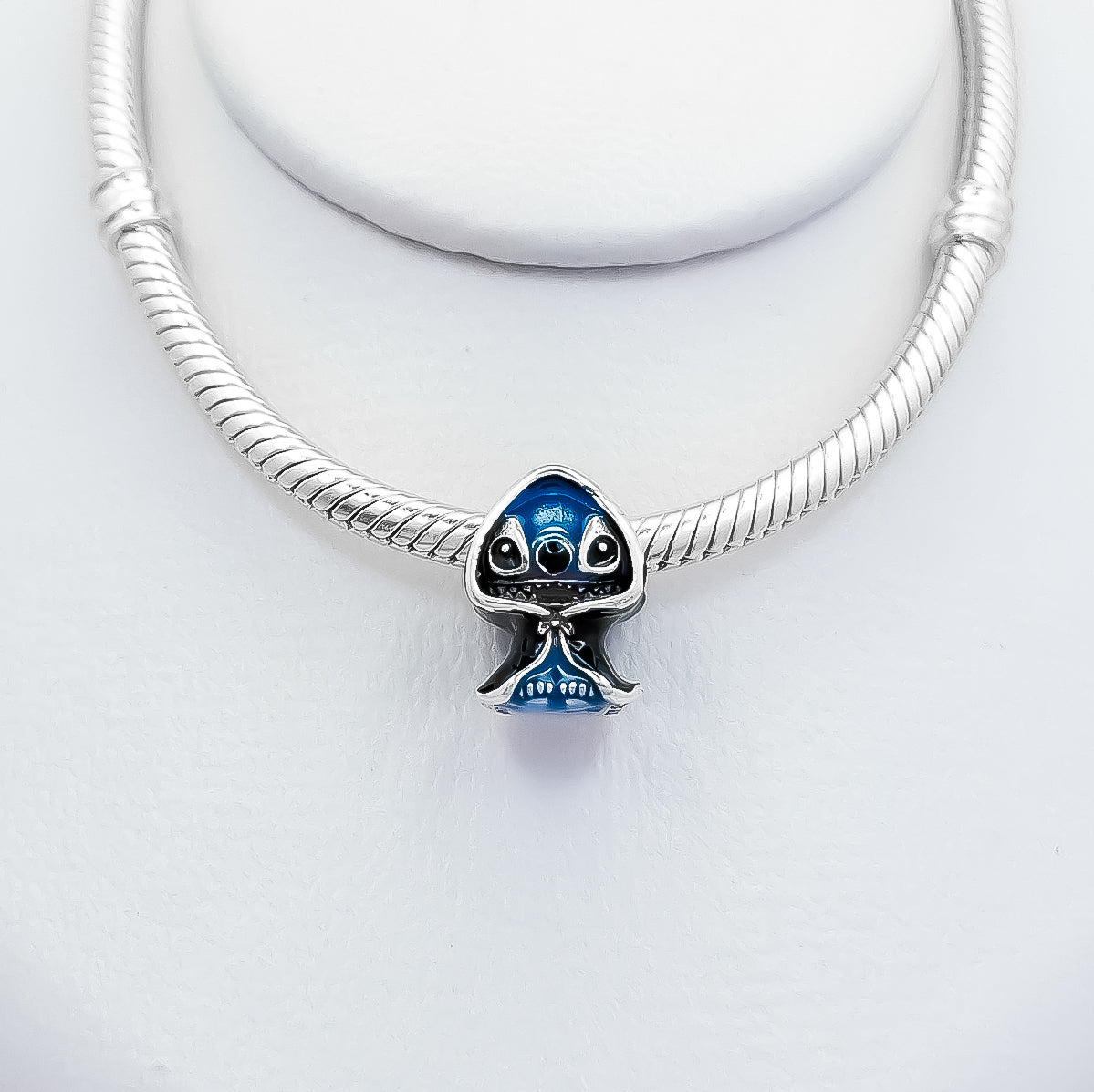 Charm Stich Capucha Negra