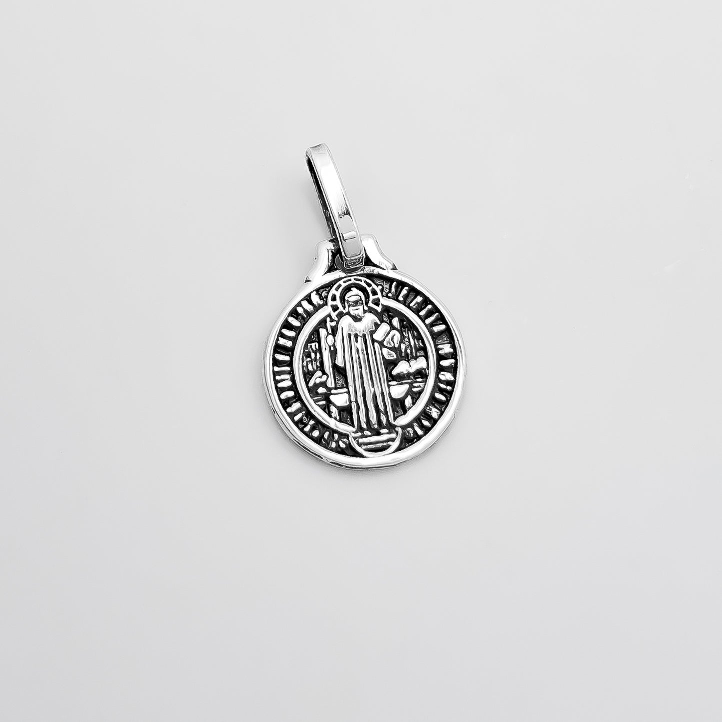 Dije San Benito Pavonado