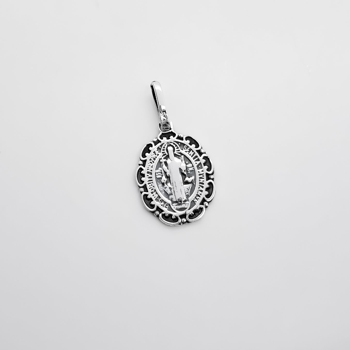 Dije San Benito Pavonado