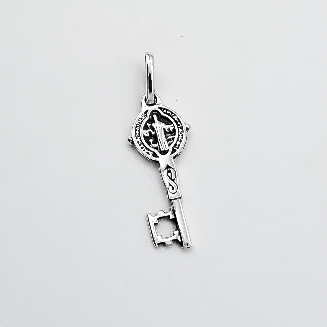 Dije Llave San Benito Pavonado