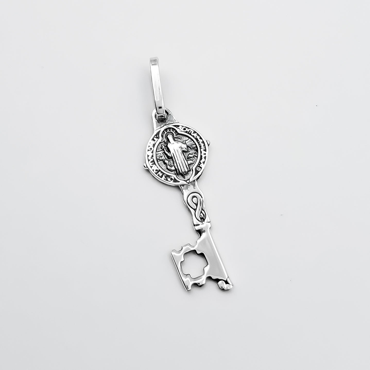 Dije Llave San Benito Pavonado