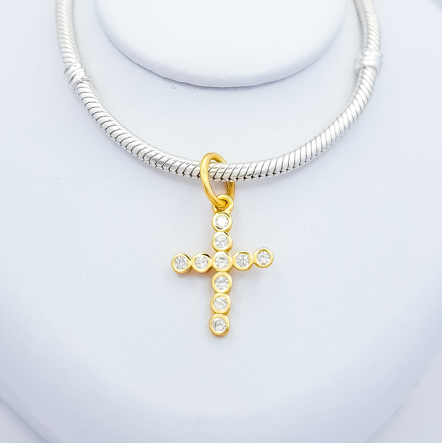 Charm Cruz Dorada Zirconia