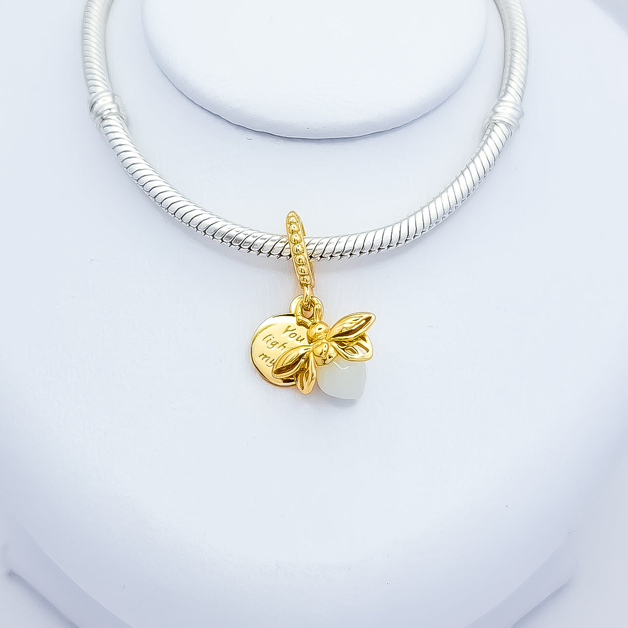 Charm Luciernaga Dorada