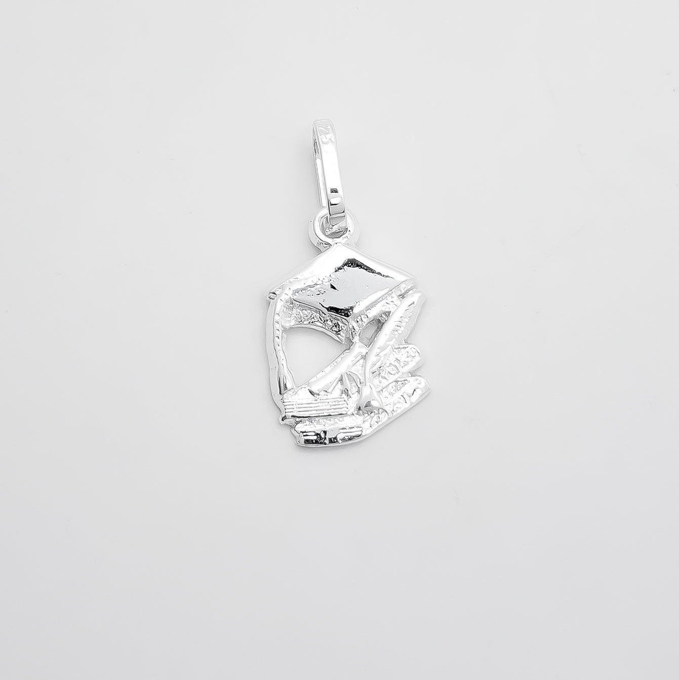 Dije Libro y Birrete Blanco