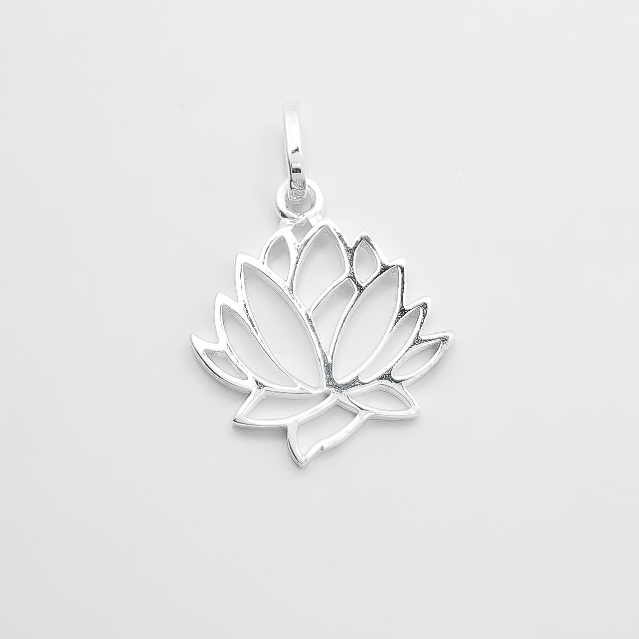 Dije Flor de Loto Blanco