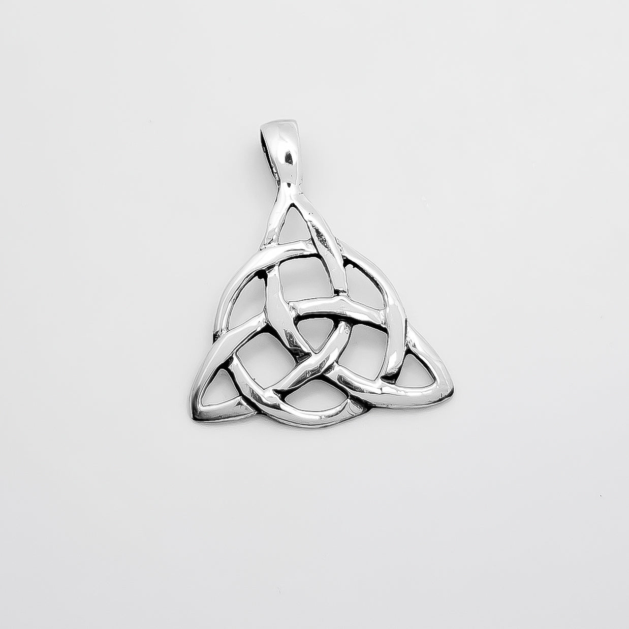 Dije Triqueta Grande Pavonado