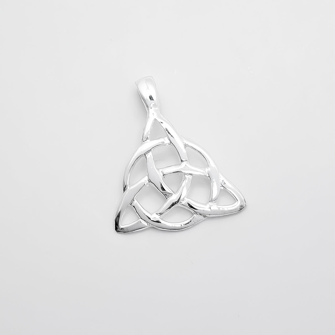 Dije Triqueta Grande Blanco