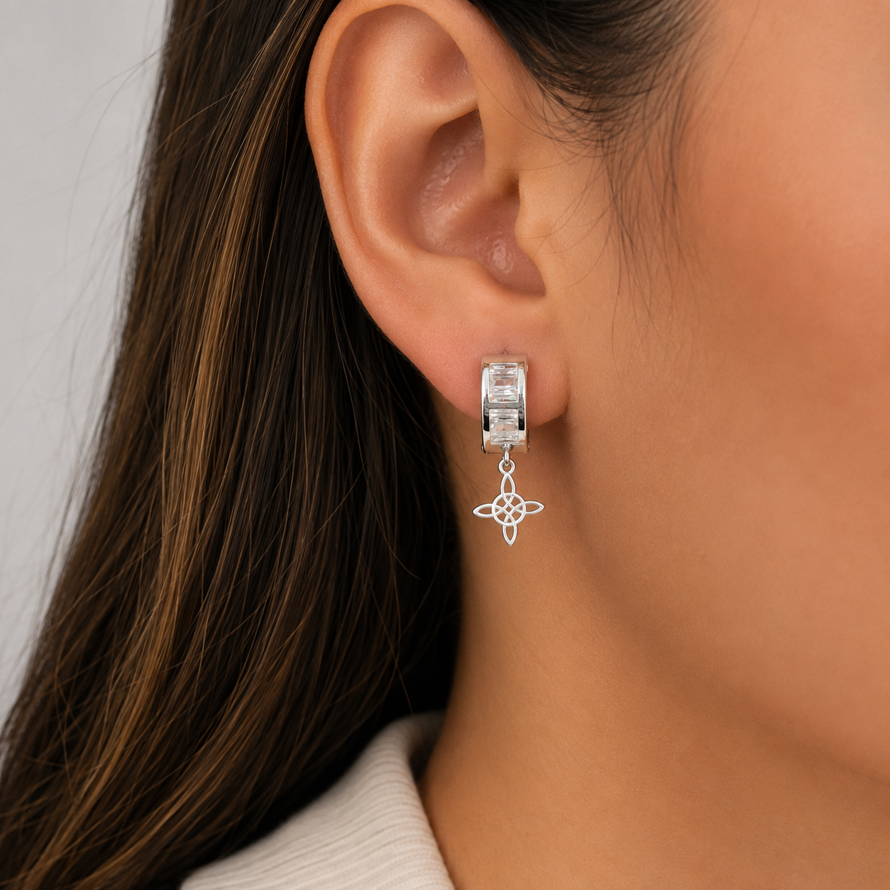 Hugguies Zirconia Nudo Bruja Plata Ley 925
