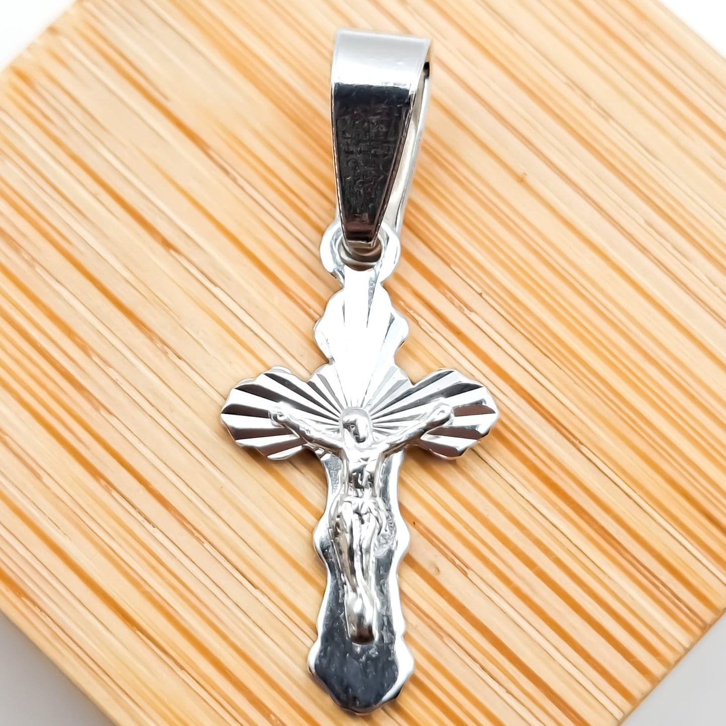 Dije cristo diamantado