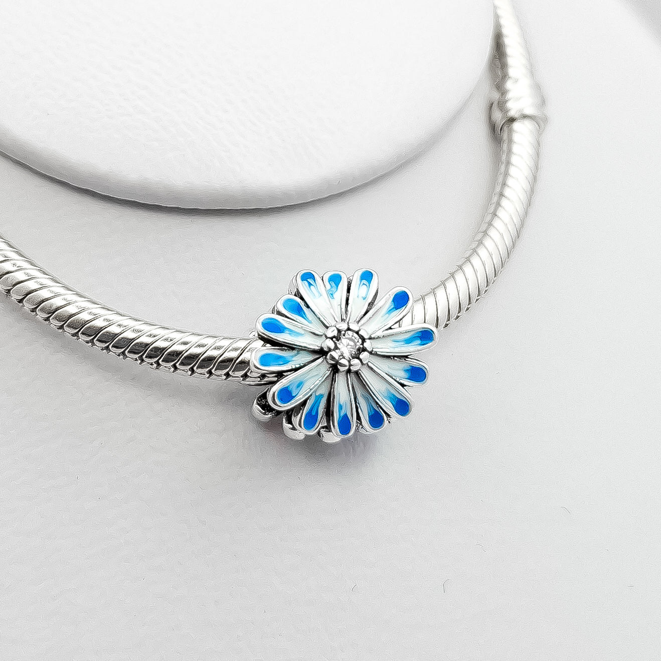 Charm Flor Azul Blanca