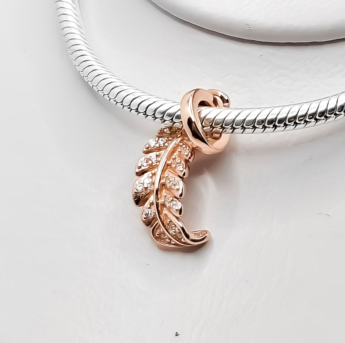 Charm Pluma Plata Rosa