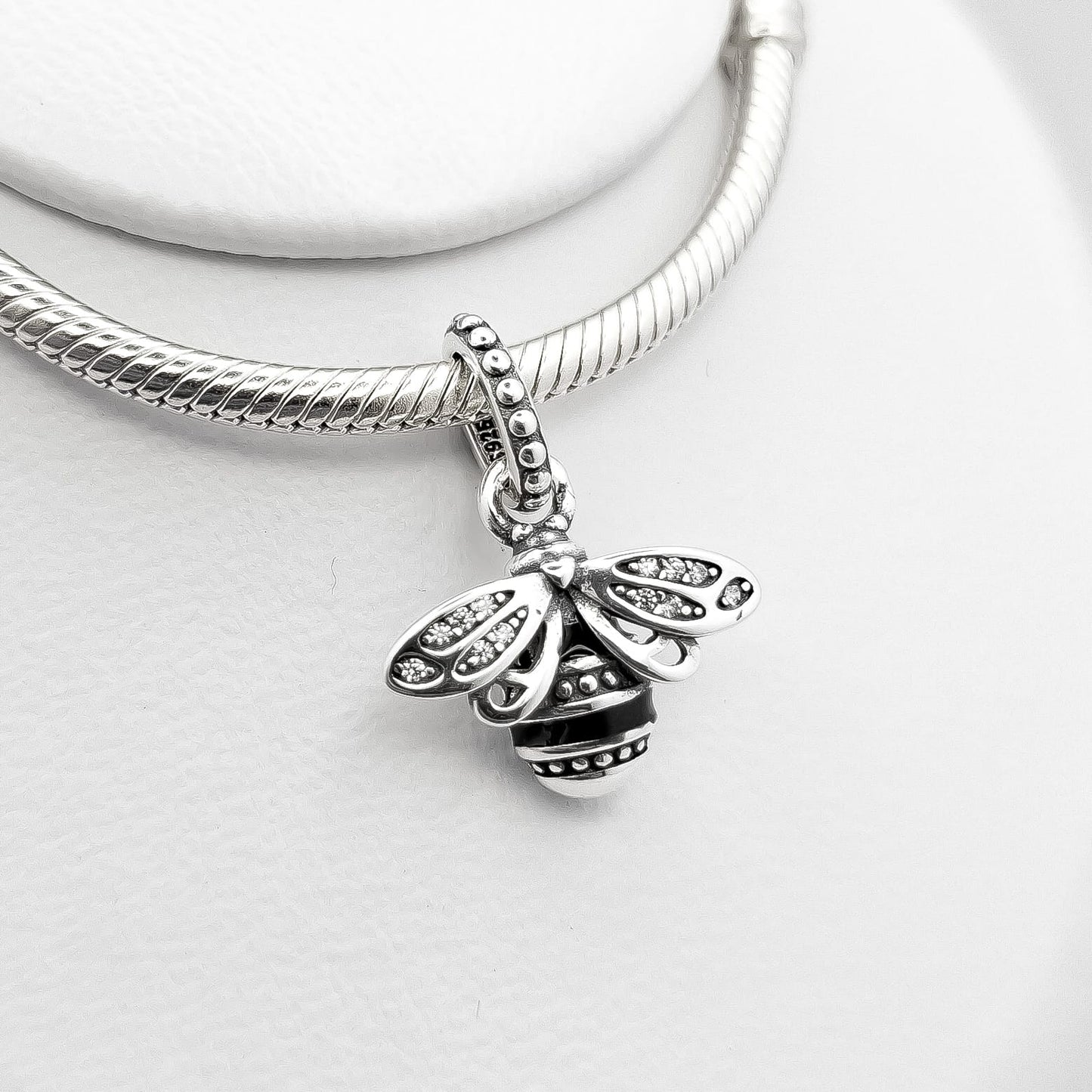 Charm Abeja Zirconia