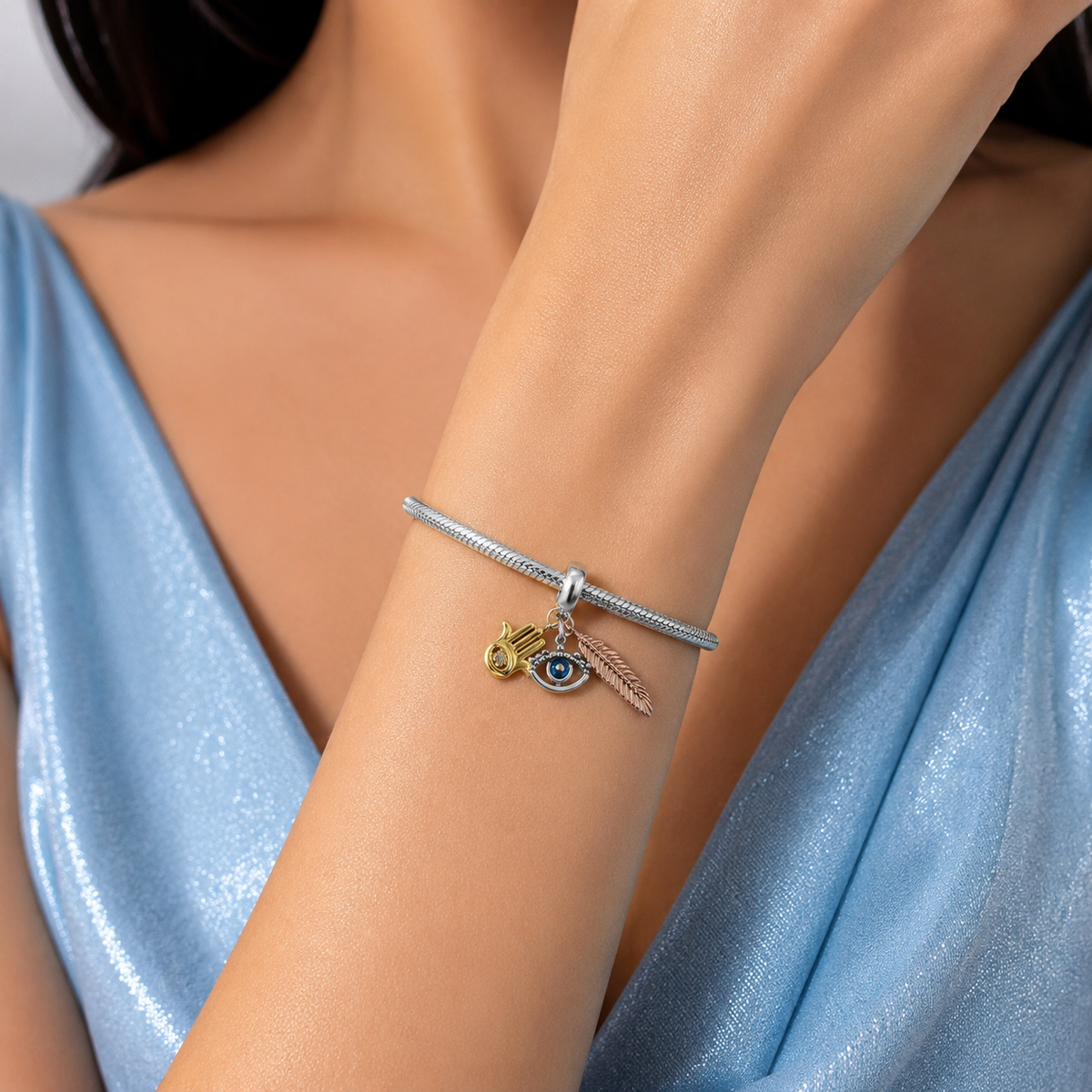 Charm Pluma Ojo Mano Plata Ley 925