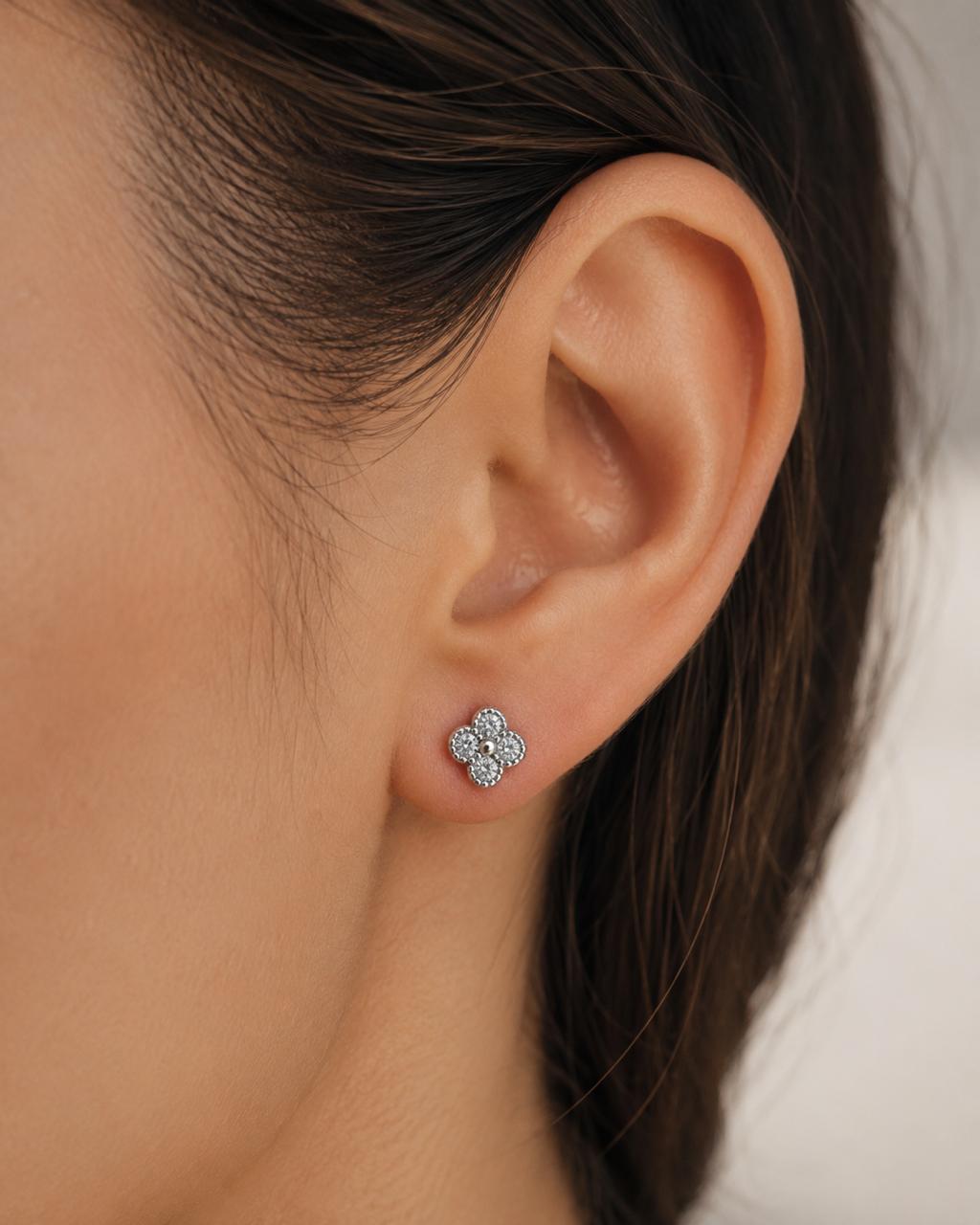 Aretes Inspirados Estilo Pan Flor Zirconia en Plata Ley .925