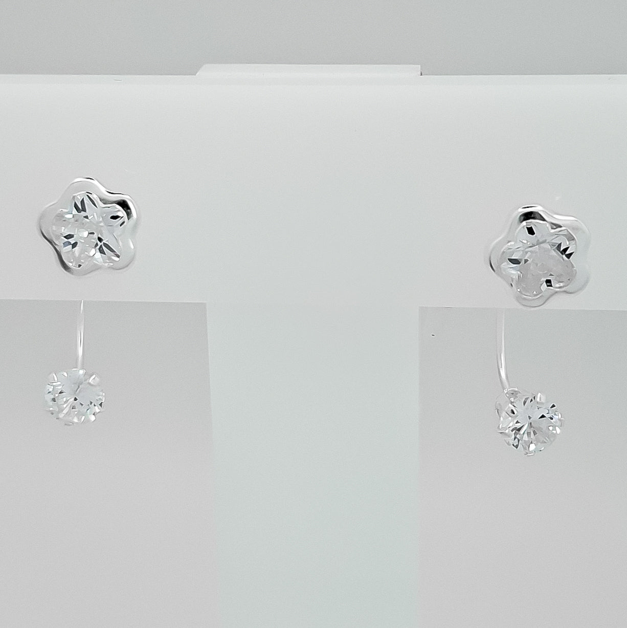 Arete Curvo Flor Blanca