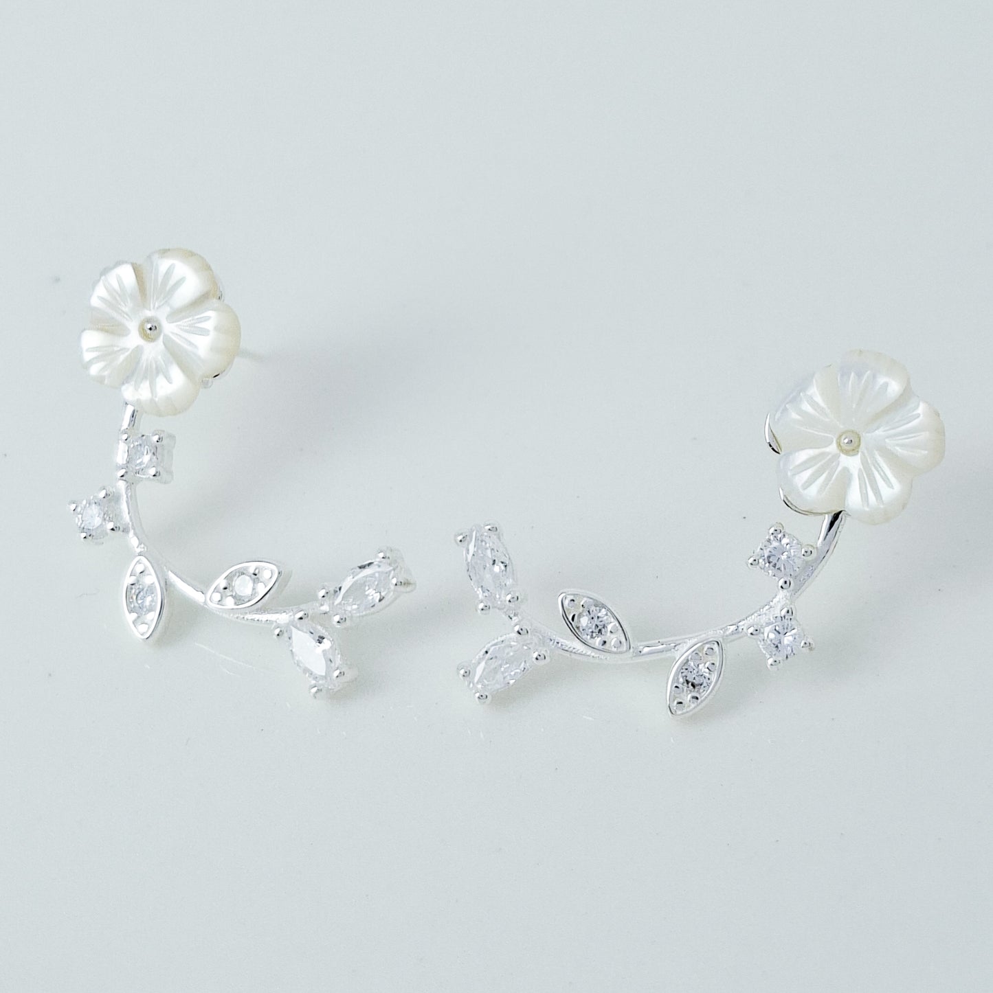 Arete Largo Flor Blanca